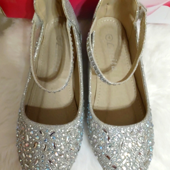 Elegant Silver Girl\'s Shoes Size 4